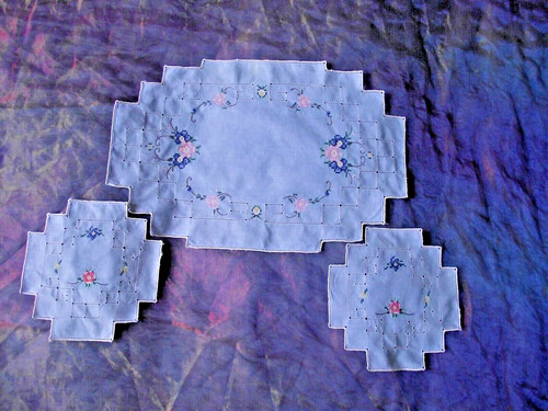 Vtg hand embroidered table - vtg, top