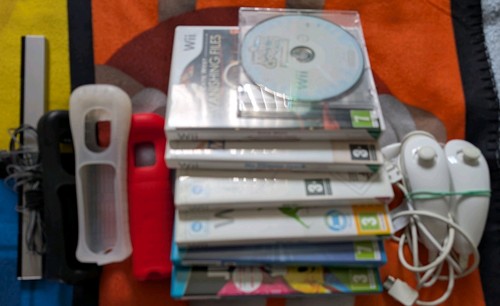 Wii and game - game, bundle