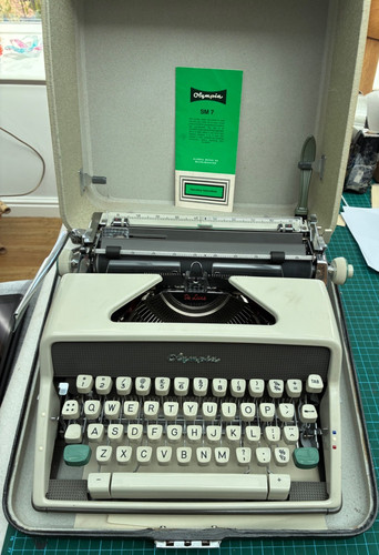 Olympia deluxe sm7 typewriter - ,