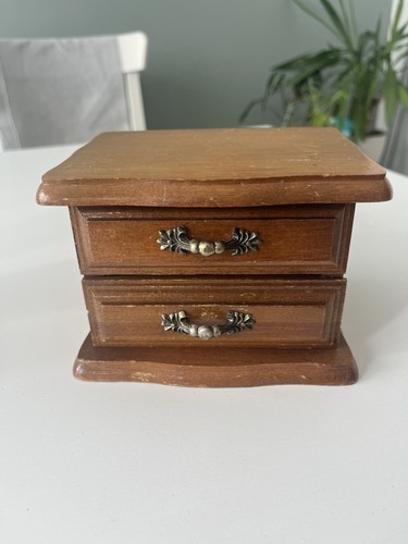 Vintage wooden jewelry box - wooden,