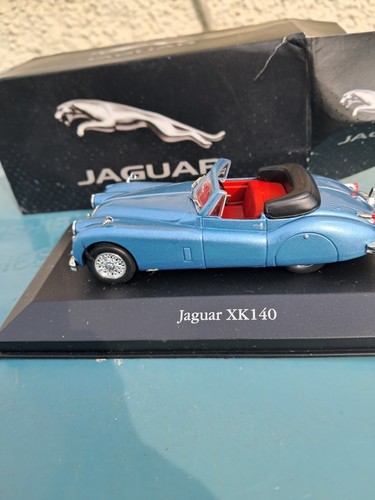 Jaguar xk140 maroon model car - maroon,