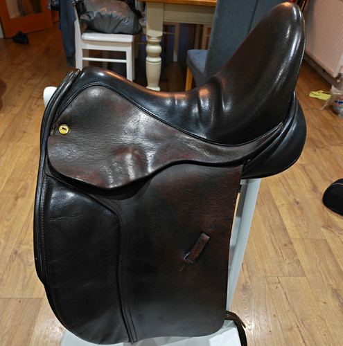 Black country dressage saddle - black,
