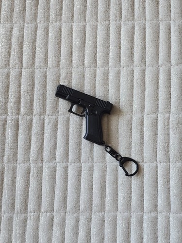 Black plastic gun keyring - black,