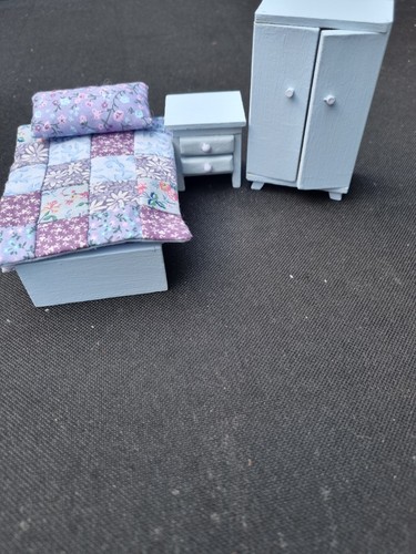 Vintage dolls house bedroom - dolls,