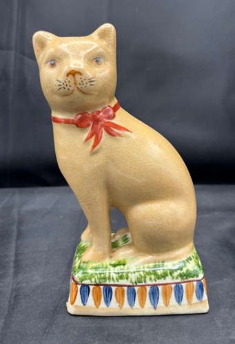 Seated mantle cat figurine - seated,