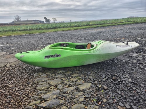 Green pyranha kayak - pyranha,