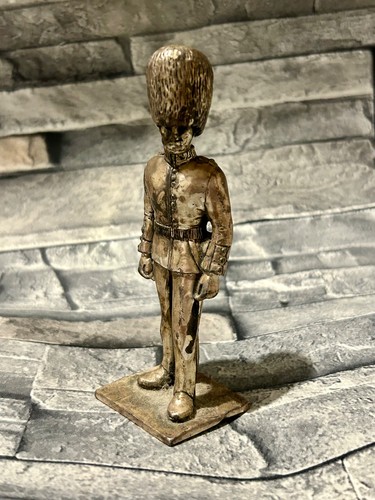 Vintage pewter queens - queens, guard