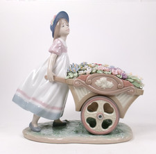 LLADRO FLOWER FIGURE LOVE'S