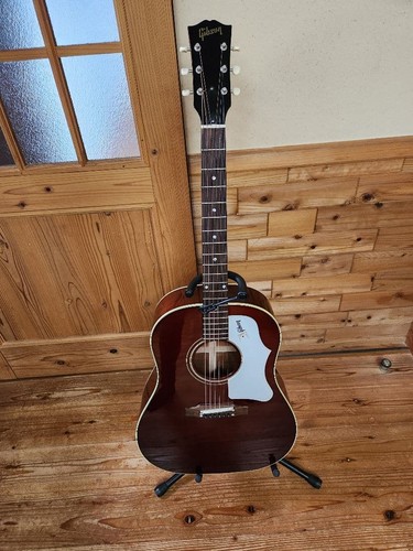 Gibson acoustic guitar - j-45,