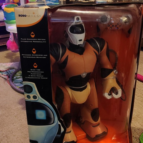 Wowwee robosapien - wowwee,