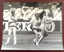 MERV HUGHES WATCHES STREAKER SHEILA NICHOLLS LORDS '89 ORIGINAL 8X10 PRESS PHOTO