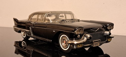 Scale 1957 cadillac - 1/18,