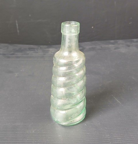Vintage green glass spiral - green,
