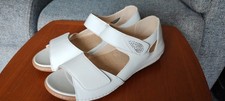 Ladies Pavers Sandals Size 7