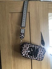 A lovely SM bag with shoulder straps new with out tags in a Beige & Brown 