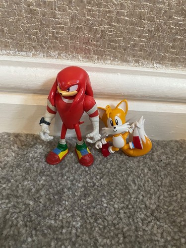 Knuckles and tails figures - tails,