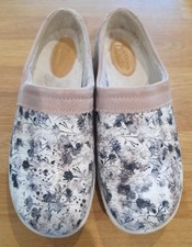 LOVELY LADIES HOTTER DEVOTION