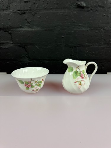 Wedgwood apple blossom milk - apple,