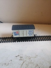 Hornby 00 Guage R275 Ventilated Van ‘Smiths Crisps Snacks Nuts’