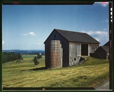 Photo:Farmland,buildings,barns