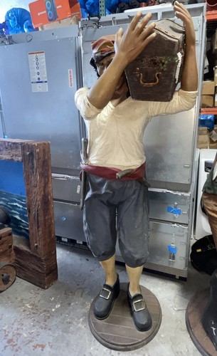 Pirate captain with chest - captain,