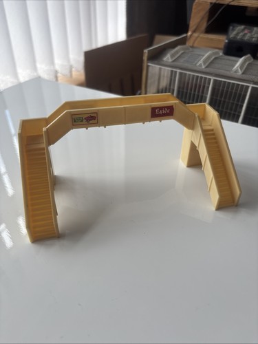 Triang t30 footbridge vgc - footbridge,