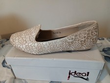 New Women's Cream/Beige Lace design pump shoes. Size 5.