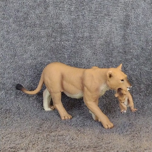Safari ltd 2007 - lioness, with