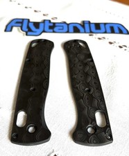 Benchmade Bugout 535 Raindrop carbon fibre knife scales.