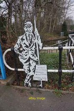 Photo 12x8 Sculptor at Purlin Wharf, Dudley #2 Canal Brierley Hill/SO9286 c2021