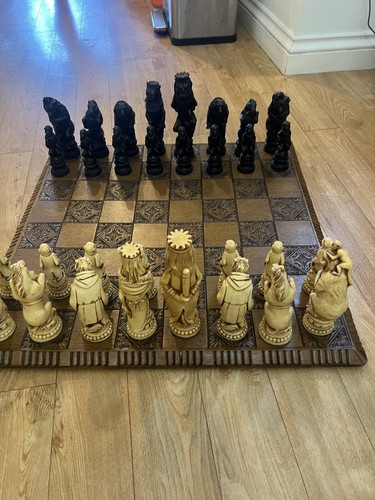 Reynard the fox chess set - reynard,