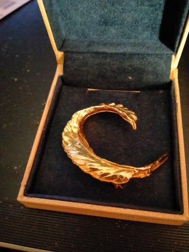 Gold tone feather brooch - feather,
