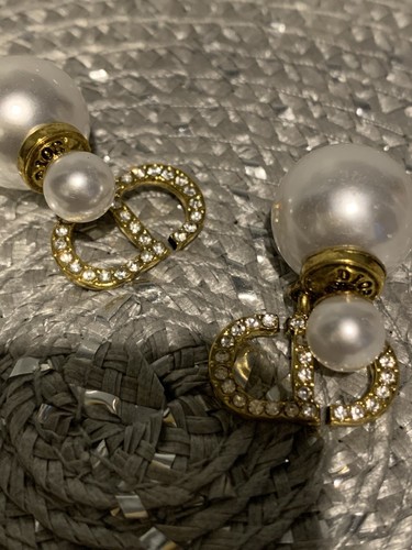 New dior pearl stud - new,