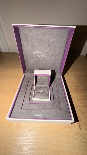 18ct white gold - princess, cut
