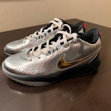 NWOT Nike LeBron Witness 8 GS Basketball Shoes Silver Gold Red Kids Size 6Y