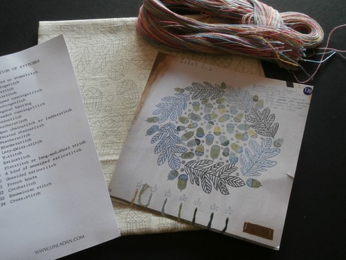 Acorn leaves cushion picture