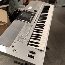 Yamaha PSR-S710 Keyboard with Stand Included