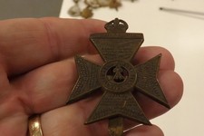 MILITARY BADGE THE KINGS ROYAL