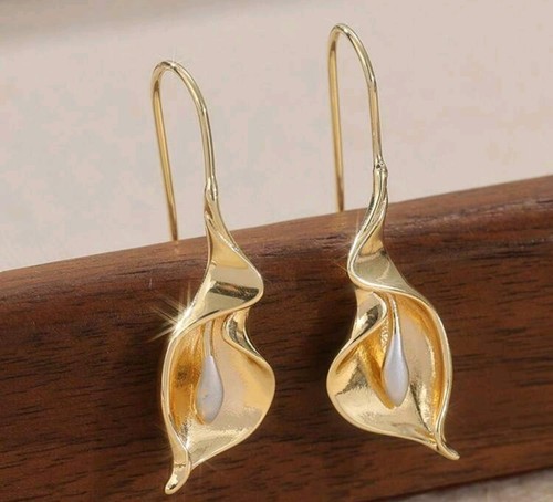 Gold tone calla lily - tone,