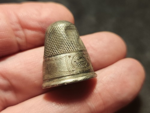 Hundreds silver thimble - 17/18,