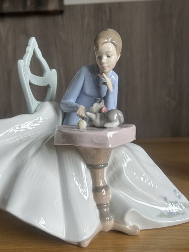 Lladro nao playing with kitty - playing,
