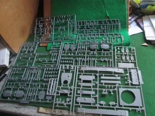 Assorted military vehicle kit - military,