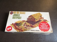 Vintage Airfix HO/OO scale Jungle Outpost 04381-8  in sealed bag ~ damaged box
