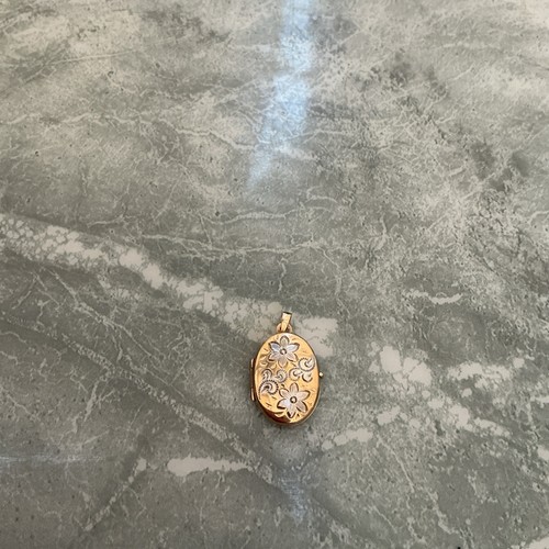 9ct gold locket 375 - 9ct,