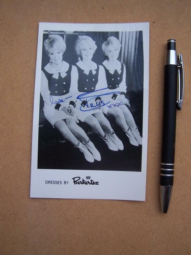Beverley sisters autograph - ,