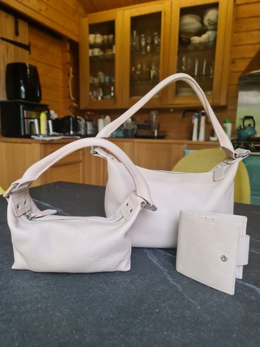 Mother daughter and wallet - daughter,