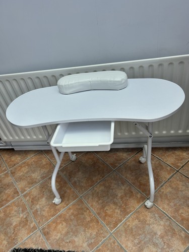 Manicure table - manicure,
