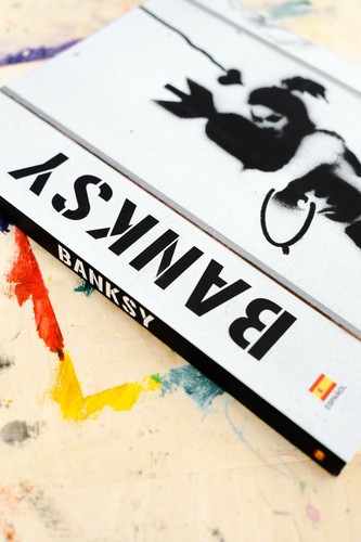 Banksy exhibition book spanish - exhibition,