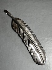 Extra-large feather, facing