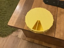 SEVEN DAY ROUND PILL DISPENSER UNBRANDED YELLOW LARGE SECTIONS 